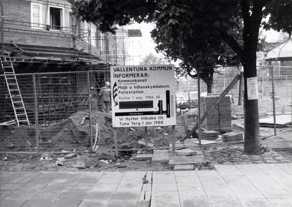 Ett nytt kommunalhus byggs i Vallentuna centrum. Sedan det gamla kommunalhuset rivits i september 1986, har vissa förvaltningar lokaliserats till Fabriksvägen 1. I januari 1988 flyttar alla förvaltningar tillbaka. Affärslokalerna i bottenvåningen startade sin verksamhet till julhandeln  1987