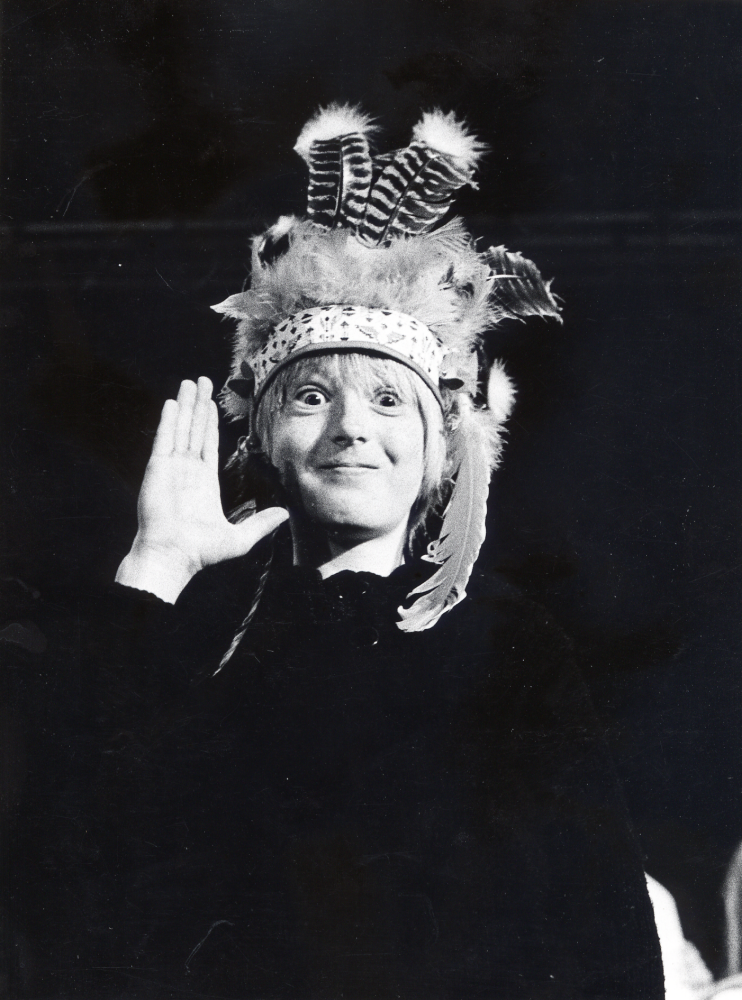 Skolbarnsteater under ledning av  Kerstin Lundqvist  med elever från Ekebyskolan. Teatergruppen spelar för barn från daghemmet  Kusin Vitamin. Pojken heter  Peter Westman