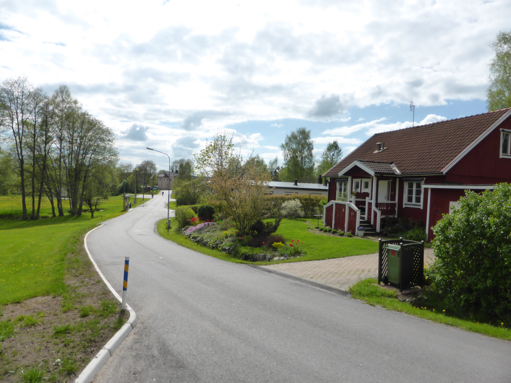 I slutet av Mälstavägen skymtar Charlottenbergs gamla handelsbod. I början av 1960-talet erbjöd HSB, som ägde marken norr om Ekskogens järnvägsstation, tomter för villabebyggelse.