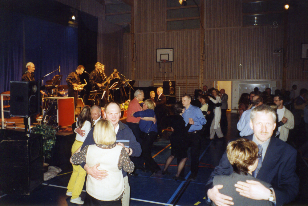 Össebyamatörernas jubileumsrevy "Oj då?!... 40 år" och festkväll 2007 i Sporthallen, Brottby. Efter föreställningen spelar den förstärkta revyorkestern upp till dans.