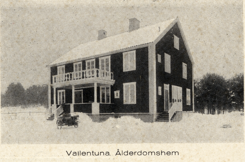Nya ålderdomshemmet byggdes 1928 och låg på Skolvägen eller Fattistubacken Under senare år har huset använts som fritidsgård och ateljévåning för vallentunakonstnärer.