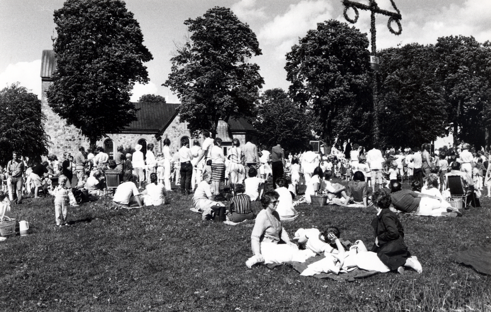 Midsommarfest firas traditionsenligt på Kyrkängen nedanför Vallentuna kyrka