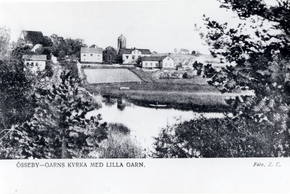 Össeby-Garns kyrkby  med  Lilla Garn.  I förgrunden  Husaån
