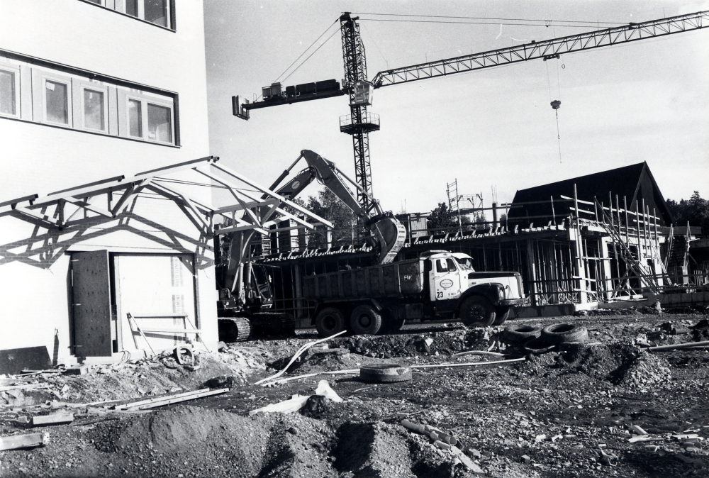 Vallentuna centrum byggs ut.  Norra delen av Tuna torg utökas med hus för affärer, företag och bostäder.  T v syns Tärningens utbyggnad, i vars bottenvåning ICA Vallentuna Centrum får utökade lokaler, de övriga våningarna rymmer bl a barnomsorg.  I bottenvåningen i huset t h mellan Tärningen och Pingstkyrkan kommer bl a Systembolaget att få sina lokaler