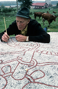 Sven B F Jansson målar i runorna på Granbyhällen