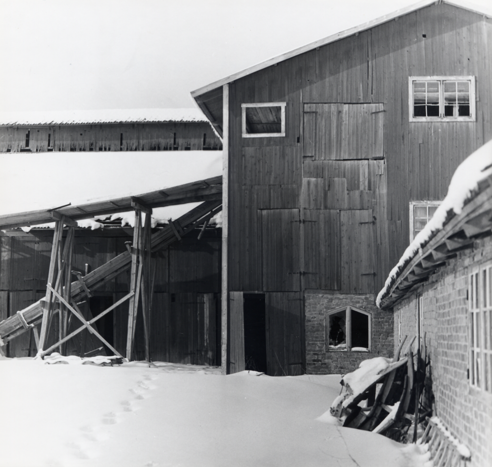 Åby tegelbruk byggdes 1927 av fabrikör C J Gustavsson. Driften lades ner 1968 och bruket brann ner natten mellan den 19 och 20 september 1970. Marken såldes till Riksbyggen och bebyggdes med bostadsrättshus