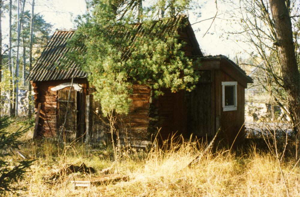 Torpet Bällstalund i södra Vallentuna strax före rivningen. Torpet låg mellan Stockholmsvägen och Bällstalundsvägen på norra sidan om infarten till Tallåsvägen.