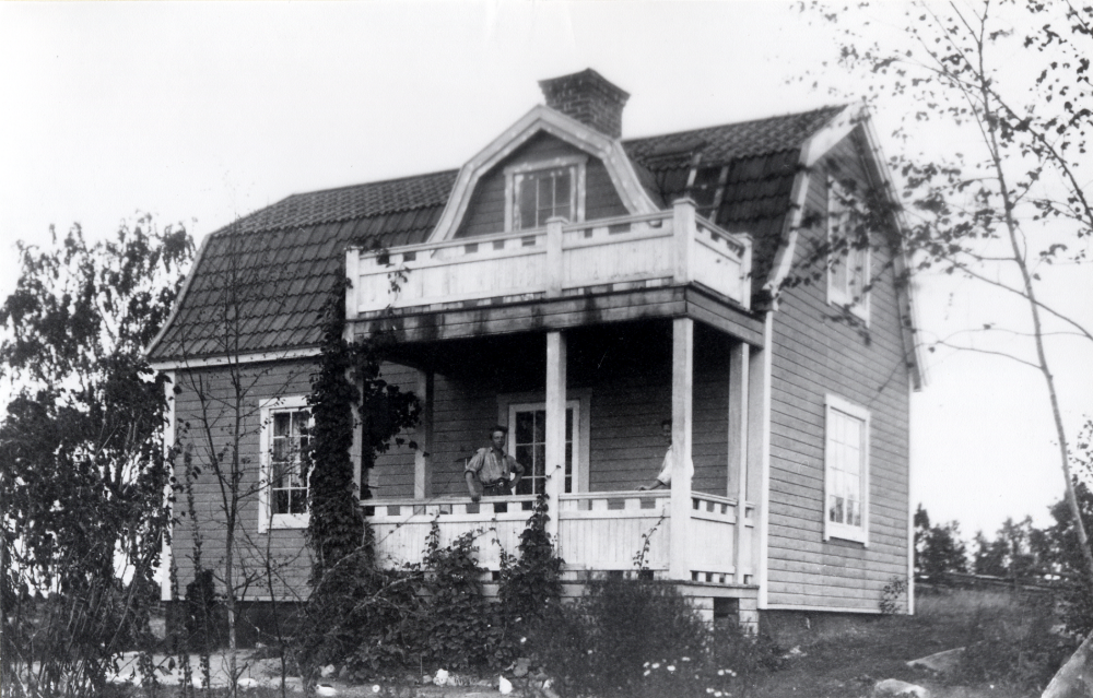 Solsta, Ormsta 1:17, nära nuvarande Ormstaskolan. I huset bodde Carl Mattias och Hilda Carlsson. På trappan står Max Lennart Carlsson-Uhrenius och hans mamma Hilda Maria Carlsson, född Westman