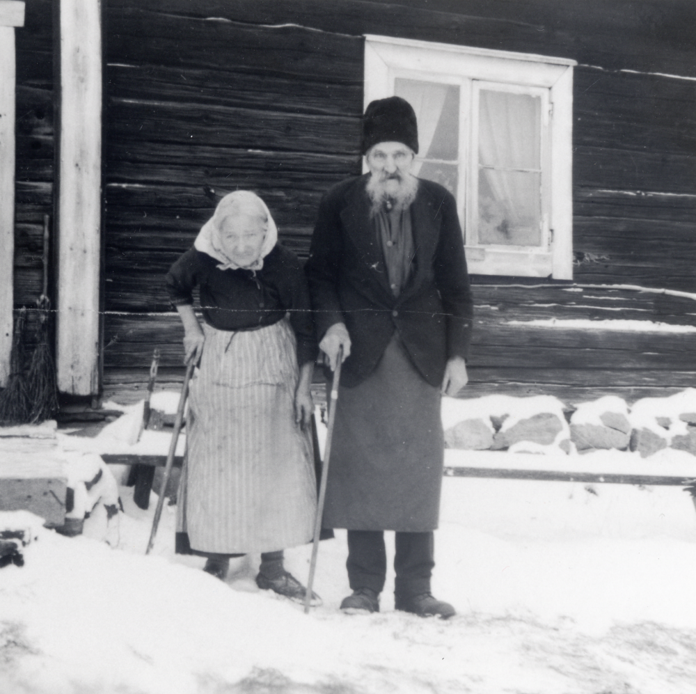 Understödstagare Johan Alfred Ohman och hans hustru Evelina Fredrika Ohman. Ohman var tidigare ladugårdsskötare och bodde med sin hustru i en drängstuga mittemot Åbyholms gård. Stugan finns inte kvar. Understödet var 50 kr i månaden + hyra och bränsle. Ohman var fanbärare i Vallentuna socialdemokratiska arbetarekommun och en god sångare