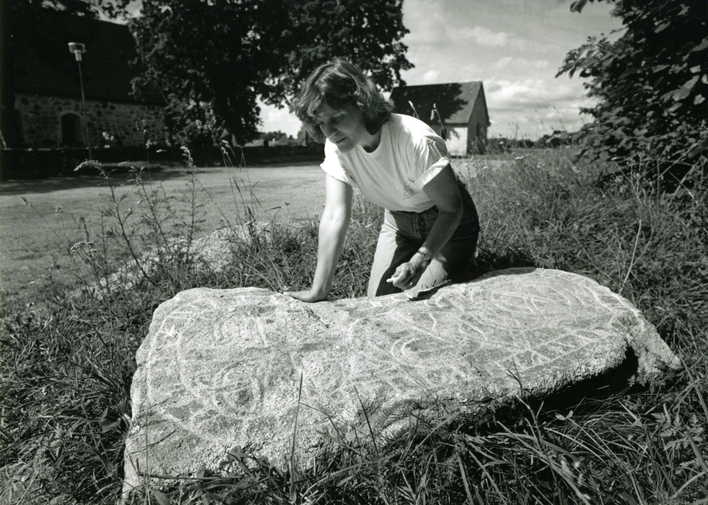 Runsten vid Frösunda kyrka. Runstenen hittades 1991och låg strax utanför kyrkogården vid västra ingången. Thorgunn Snaedal, Runverket, ritar upp ristningen.