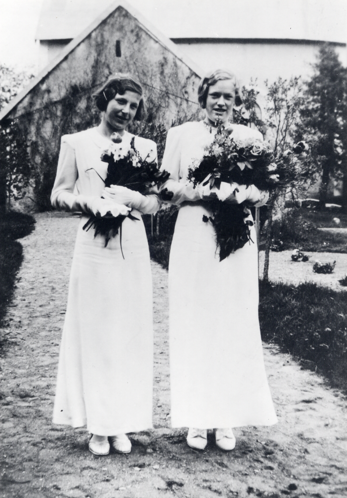 Anne-Marie Wallén (gift Sundberg) och Anna-Lisa Ekström (gift Sundin) efter konfirmationen i Markims kyrka