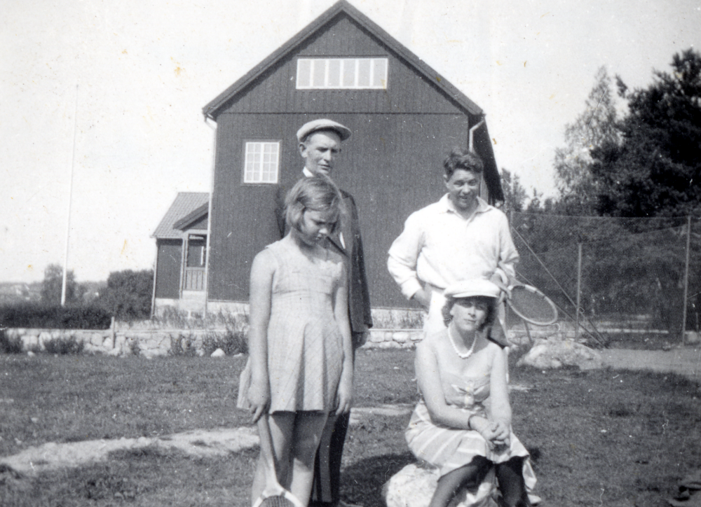 Vallentuna första  tennisplan  låg bredvid  Hjälmsta skola  Mannen t h är  Josef Andersson  I bakgrunden syns  Röda skolan