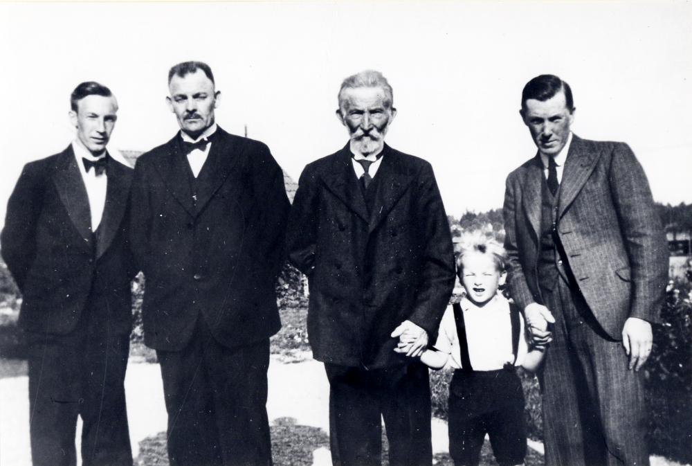 Skomakare K P Gustafsson var blåbandist och baptist och bodde i Villa Edsberg på Allévägen 8 I huset fanns förutom skomakeriet familjens bostad och en tid telefonväxel. Fr v Ernst Gustafsson (1905-1972), Fritiof Gustafsson (1886-1962) och KP själv (1855-1941) sonsonen Ulf Gustafsson och Cyrus Gustafsson (1894-