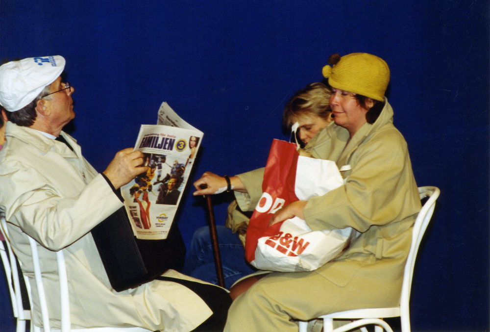 Össebyamatörernas revy "På rangliga ben" 2001. "Pendlaren" med Åke Uddén, Elisabeth Blomdin och Anncatrin Gustavsson. Lokal: Karbyhallen