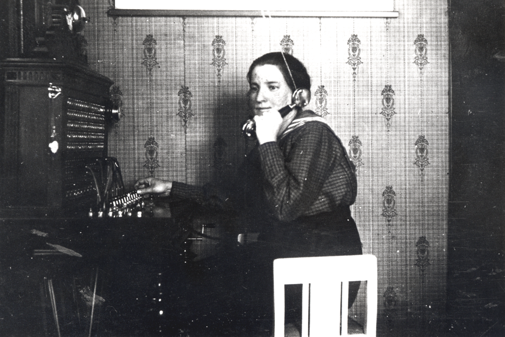 Vallentuna telefonväxel.  Telefonist ev Lotten Bagge.

Uppgift om fotoår saknas, men troligen början av 1900-talet.

Månadens bild i foajén 1993: nov/dec – inga svar.