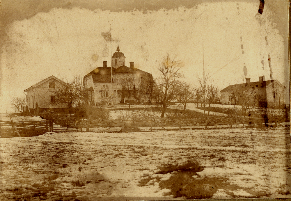 Ekskogens gård ägdes 1905 till 1930 av Selma Gustavsson.  Manfred Ekholm och hans hustru Inez köpte gården 1947 och drev jordbruket fram till Manfreds död 1965.  Timo Ekholm, parets adoptivson, och Inez sålde gården 1965 till Åke Håkansson.  På bilden finns lusthuset på mangårdsbyggnadens vänstra gavel kvar