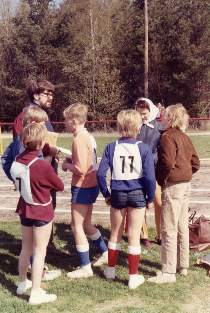 Ekebyskolans ekebyad – en idrottstävling på Vallentuna idrottsplats. På bilden samtalar ledare och skolbarn