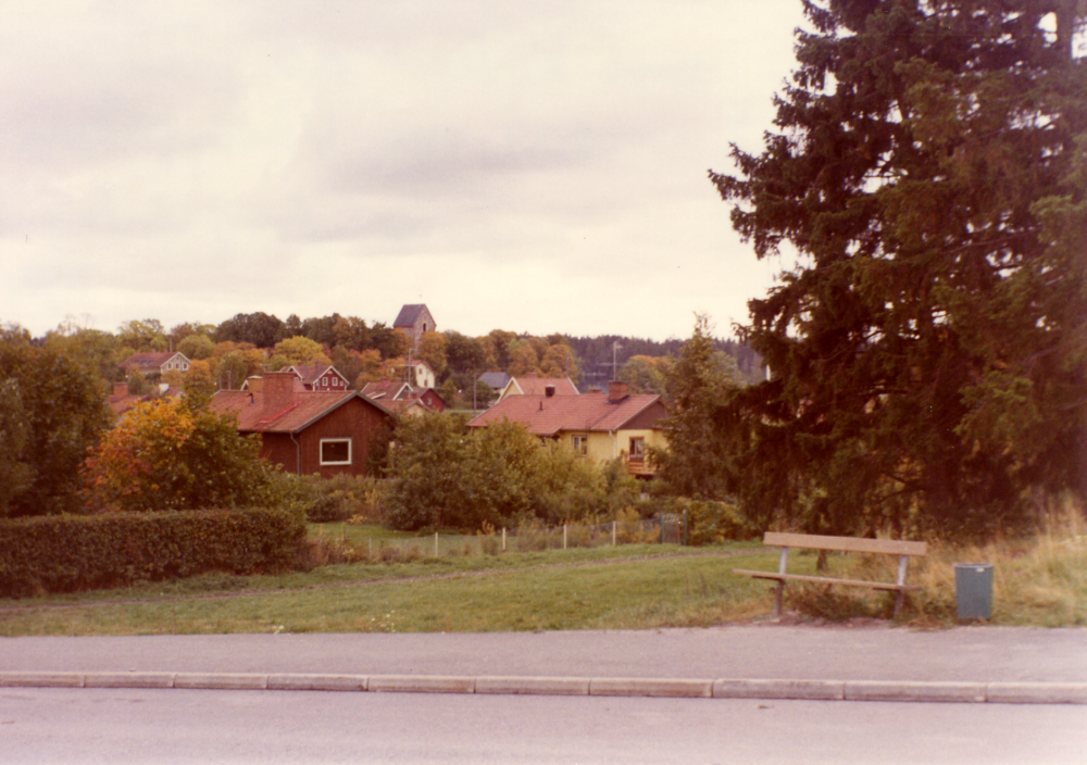 Vallentuna kyrka och Prästgårdsgärdet sett från Allévägen