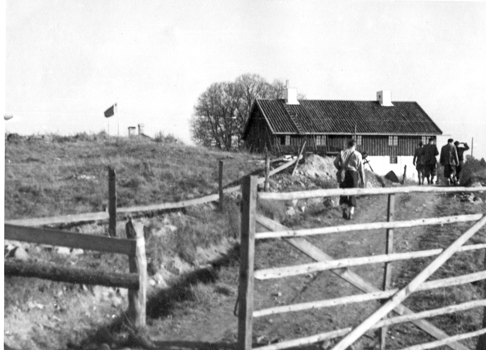 Skid- och friluftsfrämjandet  hade ett  sporthem  i  Veda  i Angarn.  Föreningen köpte Veda 1937 och det blev snabbt ett populärt mål för skidåkare, orienterare och vandrare.  Man kunde ta tåget med speciell biljett och stiga av i Rydby och  åka hem via Täby (kyrkby) eller Vallentuna eller tvärtom. Man kunde också ta buss från Stockholm, som åkte längs dåvarande Norrtäljevägen.  Enligt uppgift är Maj Pettersson från Vallentuna är en av dem som går på vägen, men alla ser ut som män på bilden!