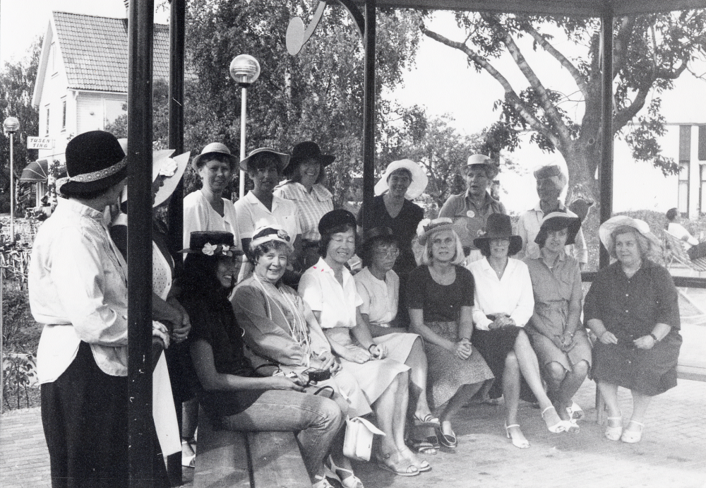 Personal på Vallentuna bibliotek firar att kulturchefen Ingrid Ullman har fyllt 40 år. Här har man samlats i    Paviljongen - alla klädda i tanthattar. I bakre raden fr v Margareta Dethorey, Birgit Persson, Gunvor Svensson, Kerstin Berglund, Eva Larsson, Eivor Tillborg, Anitha Gräns, och Inger Hellstedt.  Sittande fr v Eva Rahmqvist, Ulla Gustafson, Ulla Mörk, Lena Wallén, födelsdagsbarnet Ingrid Ullman, Ulla-Britt Kvarnestam, Ann-Cathrine Sundin och Inger Olsson