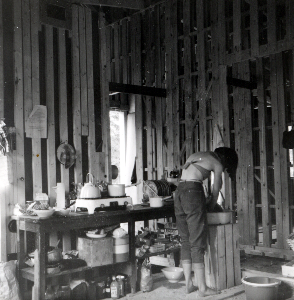 Provisoriskt kök i huset på Norrängsvägen 5 i Ormsta. Ulla och Bengt Gustafson med barnen Lena, Sten och Tove lever provisoriskt när huset på Norrängsvägen 5 byggs.   "Köket.  Lena diskar.  Karin Wenngrens bord som blev spis och skafferi.  Ingångsdörren var vi utan i tre veckor".