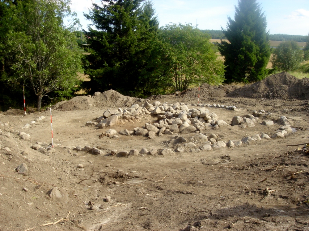 Arkeologisk utgrävning i området runt Brittas backe i Brottby inför starten av planerad bebyggelse. Arkeologerna hittade två gravhögar från 900-talet. Den stora graven på 13 meter i diameter var plundrad. I den mindre gravgömman fanns bland annat ett arabiskt silvermynt, ett viktlod av järn, ett benföremål, en bronsknapp, samt en kruka med brända ben, troligtvis från både människa och djur. Utgrävningen avslutades den sista augusti 2004.