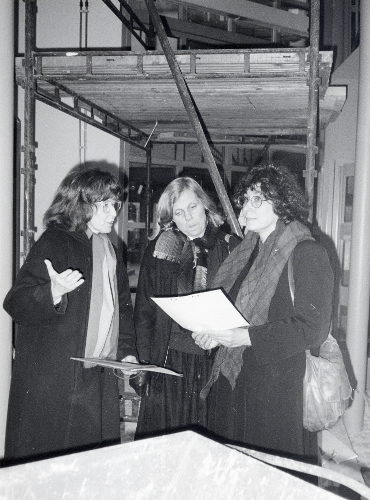 Interiör från Vallentuna nya kommunalhus.  Fr v står Sonia Blom, kommunkansliet, Ingrid Ullman, kulturchef och Eva Rahmqvist, kulturkansliet