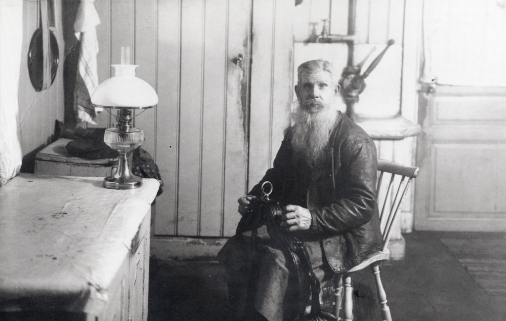 Sadelmakare Karl Gustav Lundin, Sjöbacken i Markim.  Han levde 1848 och kom till Markim 1893.  Lundin bodde med hustrun Emma Matilda i varsin stuga i Sjöbacken under Husby i Markim.  Lundin dog  1935.

Kopia av vykort på vars baksida texten lyder:  "Hjärtlig Grattlatjon på namnsdagen av K. G. Lundin".  Kortet är adresserat till Herr Hugo Karlsson Vreta Lindholmen

Se Historia och minnen i Markim, s 195-196