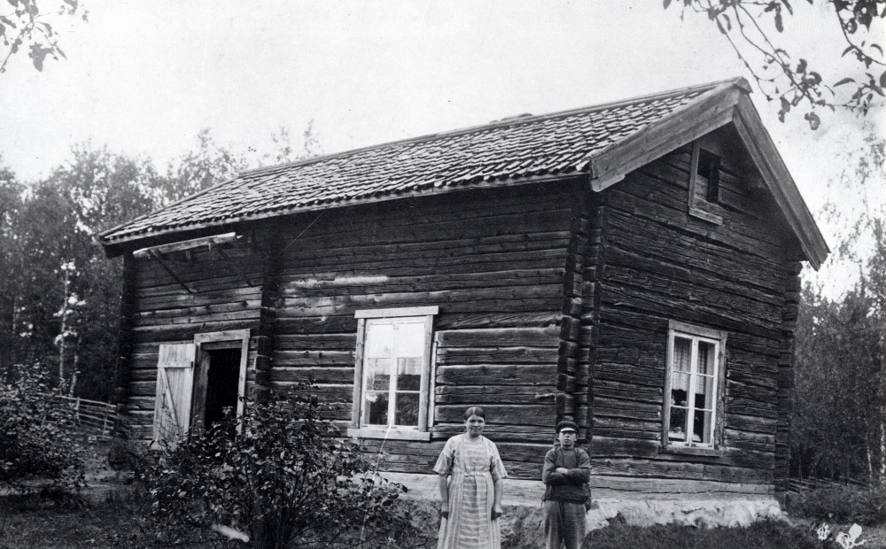 Kärrdal låg vid skjutbanan på Fågelsångsvägen och var bostad för fiskare Einar Lejholm. Eventuellt är det fru Maria "Maja" Lejholm med son som står framför huset.
Bilden har förut angetts vara Gallmossen, rättat 2000