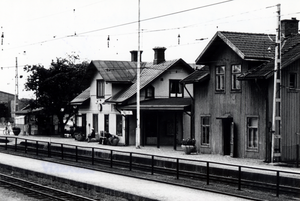 Vallentuna järnvägsstation  sedd från stationsområdet. T h  Vallentuna järnvägshotell   Flugan
