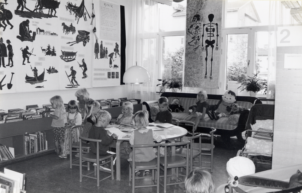 En dagisgrupp på besök i barnavdelningen på Vallentuna bibliotek våren 2001.  I barnavdelningen pågår Vikingautställningen