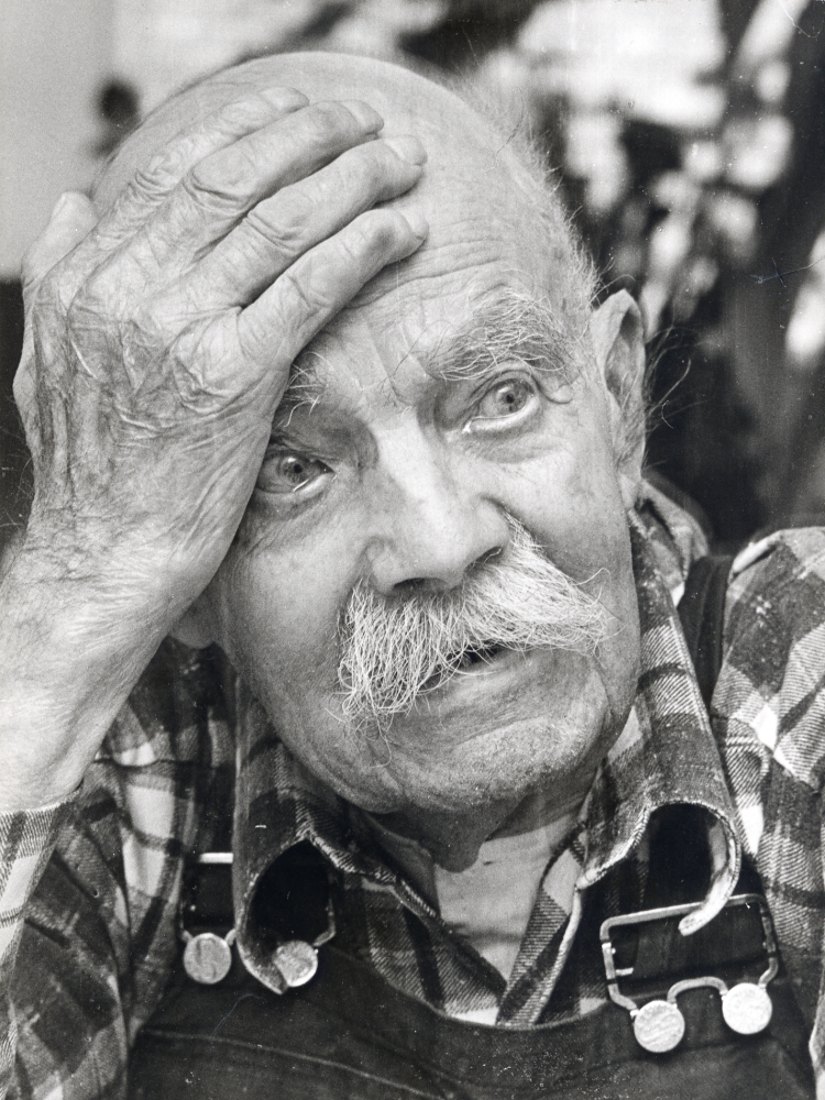 Carl Johan Pettersson "Brännarpelle"  i sin bostad Norrgården 30.  Han var i många år brännare vid  Åby tegelbruk  och kommunal- och facklig förtroendeman. Född 23 september 1877 var han Vallentunas äldste invånare när kortet togs.  Han var erbjuden att flytta till Väsbygården, men ville bo kvar i sin lägenhet där han dog 1975.  Hans hustru  Anna Pettersson  född 1882, dog i januari 1974.

2022-01-17 Uppgifter från Kyrkoarkiven: Paret hade döttrarna Svea född 1904, Linnéa 1908 och Ingrid 1910.
2021-07-08 Uppgifter från svenskagravar.se: Pettersson, Karl Johan levde 1877-09-23 till 1975-06-19. Gravsatt: 1975-06-28 Vallentuna kyrkogård. Pettersson, Anna Maria levde 1882-12-15 till 1974-01-27. Gravsatt: 1974-02-09 Vallentuna kyrkogård