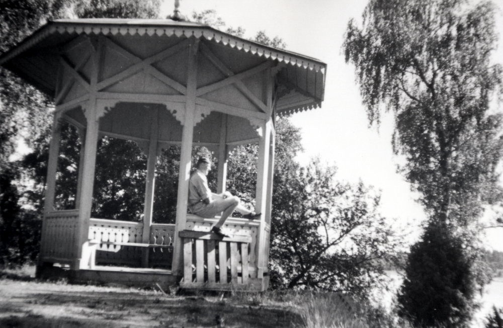 Bertil Johansson sitter i lusthuset vid gravfältet nära Hakunge gård