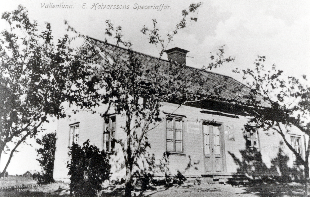 Erik Halvarsson öppnade en speceriaffär i trekanten mellan Skolvägen "Fattistubacken" och Olsborgsvägen.  I detta hus låg affären från sekelskiftet och till slutet av 1920.  Den överläts senare till Konsumtionsföreningen och blev den första Konsumaffären i Vallentuna
