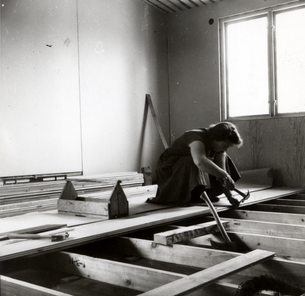 Ulla Gustafson "purrar" lamellgolvet med 3-tummare i det nya husest på Norrängsvägen 5 i Ormsta