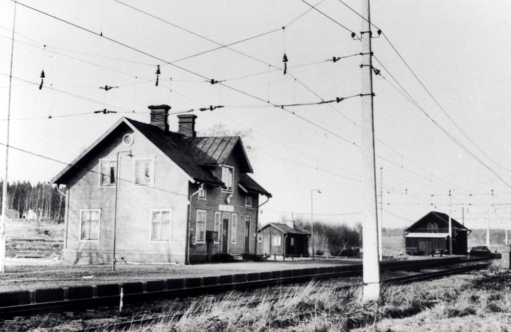 Frösunda järnvägsstation.  Spår 1 är borta, stationen är sedan länge obemannad