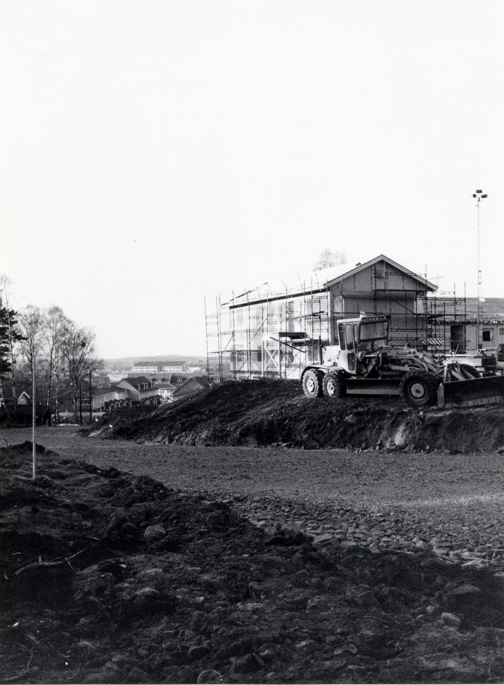 Bostadsområdet Haga byggs i hörnet av Lindholmsvägen och Lingsbergsvägen.  Här syns t v på bilden Lingsbergsvägens nya sträckning. I bakgrunden syns Vallentuna centrum med förvaltningshuset Tärningen samt däremellan flerfamiljshus på Åby gärde