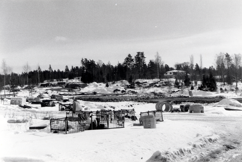 Ett nytt bostadsområde skall byggas i Kullaberg öster om Solgårdsgärde.  Området bebyggs med radhus, kedjehus och fristående villor. Markarbeten pågår nedanför fastigheten Kullaberg, vars ägare, familjen Hallerfeldt, sålt marken till bostäder