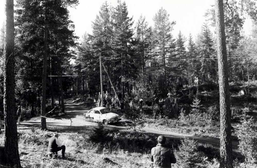 Kontorsspecialen, en motortävling arrangerad av Vallentuna motorklubb. En av specialsträckorna kördes på Fågelsångsvägen mellan Kullaberg och Karlberg i Vallentuna. En Saab 96 kör i kurvan Fågelsångsvägen och vägen mot Gävsjö med grus sprutande vid framhjulen