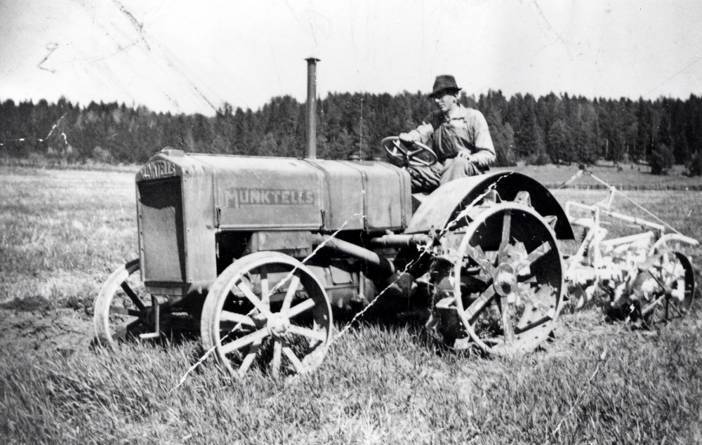 Gustaf Lillje plöjer på Storängen nedanför Nyby gård i Ekskogen med en 25 år gammal traktor Bolinder-Munktell