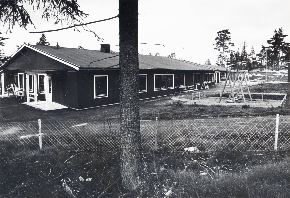 Kragstalunds daghem  i södra Vallentuna sett från gångvägen till Kragstalunds bostadsområde