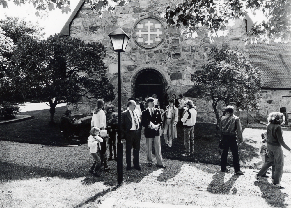 Sista skolavslutningen i Kårsta kyrkskola efter vårterminen 1982.  Fr o m höstterminen 1982 flyttar barnen i  den nya Kårstaskolan vid Bergsjö- vägen.  Skolbarn, lärare och föräldrar i Kårsta kyrka vid sista skolav- slutningen i Kårsta kyrkskola.  Utanför kyrkan efter examenshögtiden står i bildens mitt skolchefen Nils Sjöström t v och skolstyrelsens representant Tore Pettersson t h