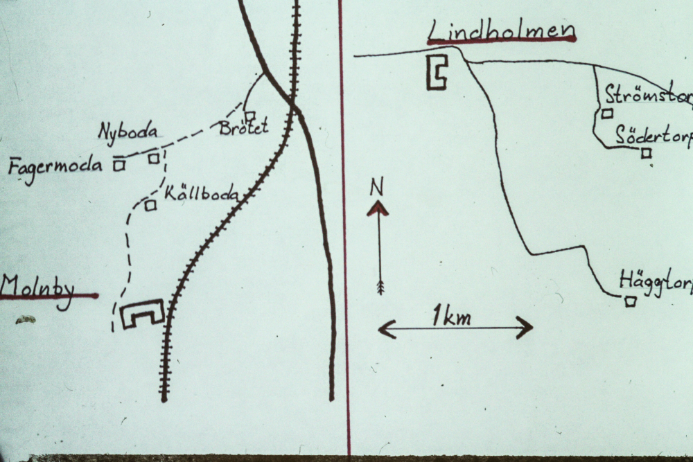Kartskiss över torp. Torpen Strömstorp, Södertorp och Häggtorp hörde till Lindholmens gård. Torpen  Brötet, Nyboda, Fagermoda och Källboda hörde till Molnby gård. Fotografiet ingår i bildserien Några torp i Vallentuna 1970 som köptes av Vallentuna kommun. Dokumentationen gjordes mot bakgrund av den snabba förvandling av kulturlandskapet som skett och ännu sker. Många torp anlades under den svenska landsbygdens folkökning under slutet av 1700-talet och decennierna framöver. Dessa torp och små gårdar försvinner alltmer då de inte längre är lönsamma. Kulturmiljö.