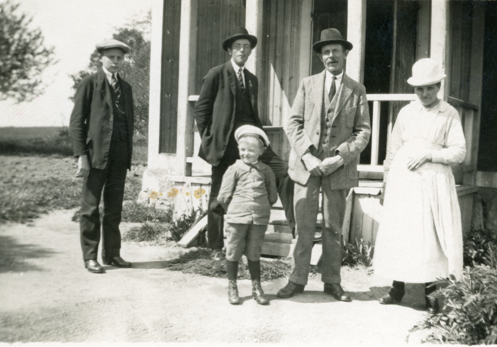 Familjen Holm i Markim. Från vänster,
Evert född 1903, Birger 1901, lillpojken Gerhard 1918 och föräldrarna Viktor och Emma.

Fotografi från familjen Holm.