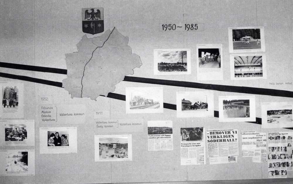 Utställningen Roslagsbanan i vallentunabygden 1885-1985 visades i Vallentunasalen 26 november 1985-7 januari 1986. Fullstända uppgifter om utställningen se 040 05 06: 001. Skärmen visar banans utveckling 1950-1985 med kartor, pressklipp om banans eventuella nedläggning samt fotografier ur Vallentuna bildarkiv.