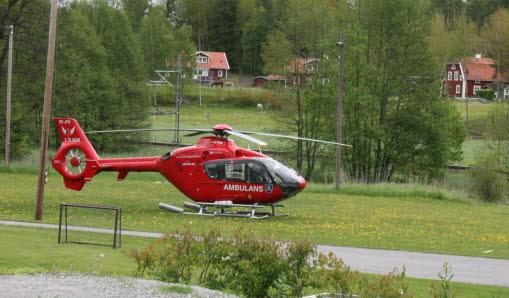 En ambulanshelikopter som står på marken