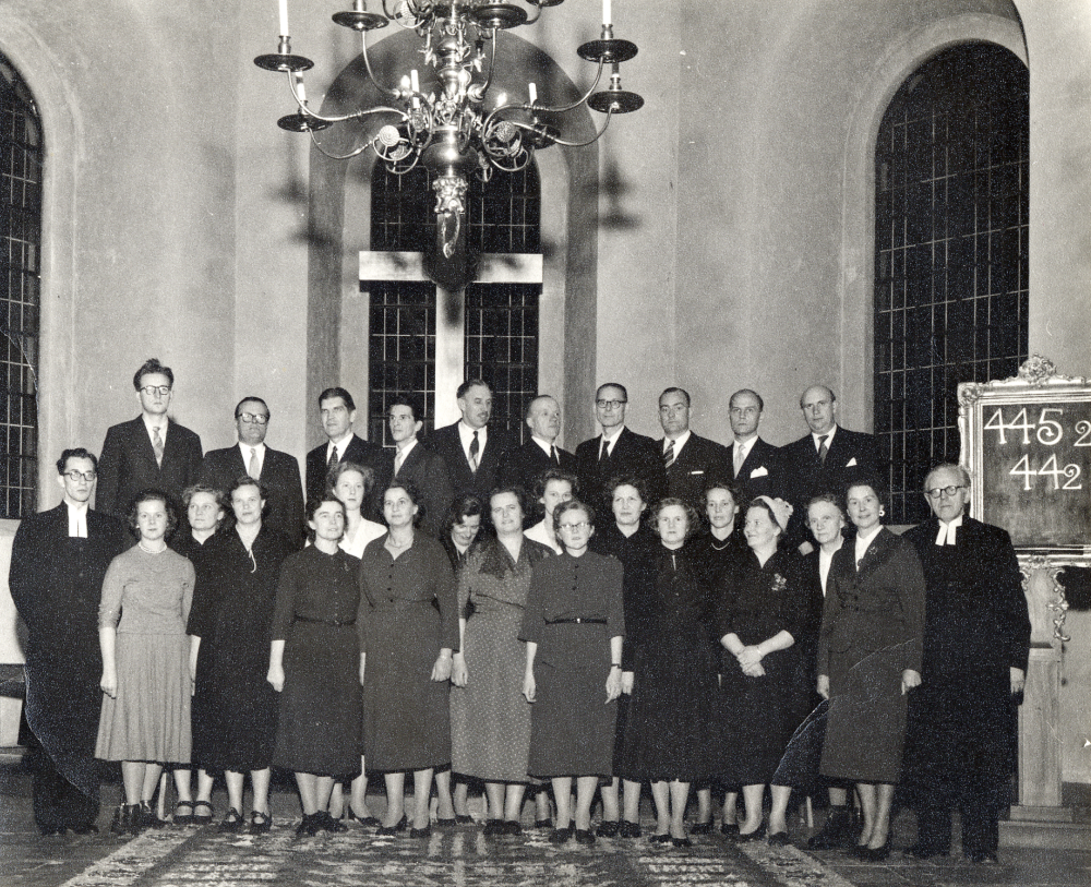 Vallentuna kyrkokör samlad i koret i Vallentuna kyrka Övre raden fr v okänd, okänd, Gösta Bornholm, ? Rickberg, Gunnar Rickberg, Titus Hahn, Holger Hovmark, ? Andersson, okänd, Gunnar Åhs. Rad 2 fr v: okänd, Elsie Boman, okänd, Anna-Britta Ekström, Elna Hovmark, Monika Lööf, Aina Bornholm, Benkta Jonsson Anna-Lisa Gustafsson, Viola Wester-Wrese, okänd, Olga Jonsson, Anna Brita Nyström, Els-Marie Carlegrim, Maja Sundborg, Ragnhild Vängby, Dagny Westling och prosten Sven Vängby