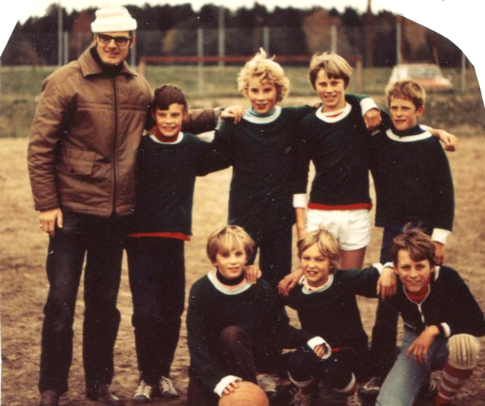 Bild tagen på grusplan i Bällsta vid Wirséns väg vid Vallentunasjön
Med på bilden Stående från vänster Lagledare och tränare Sten Ahrneteg, Christer Magnusson,
Björn Johansson, Rolf Isaksson, Anders Harlin
Sittande från vänster: Johan Sjöfall, Anders "Nisse" Nilsson, Claes Påhlsson