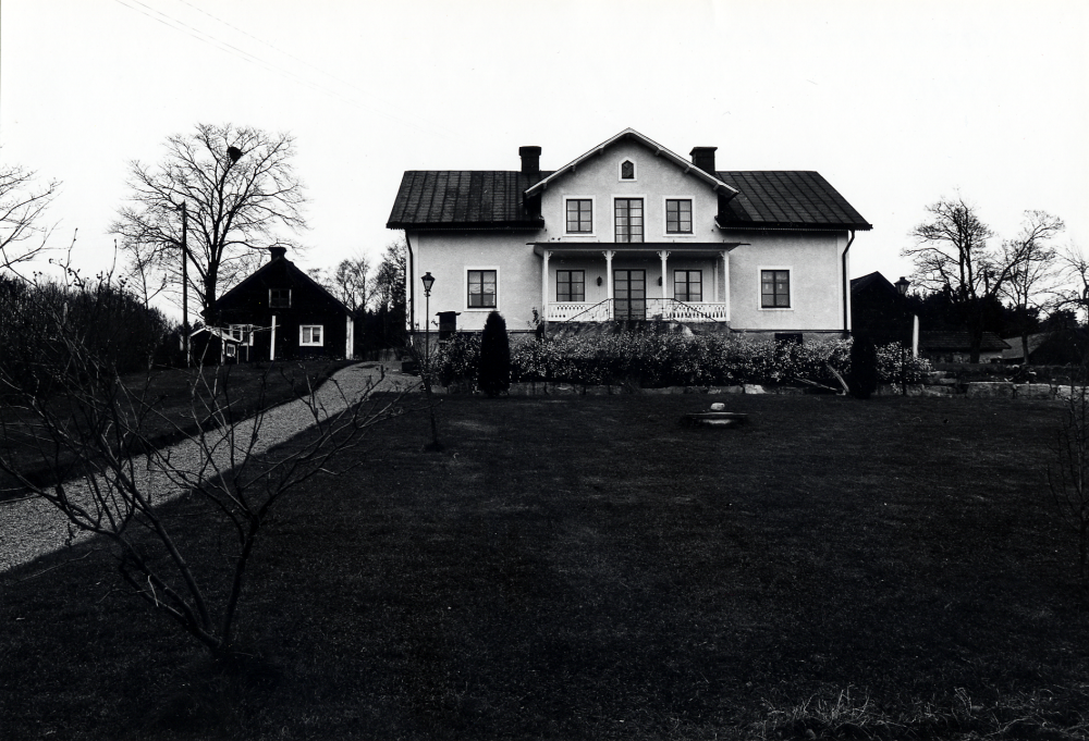 Seneby gård  sedd från söder. Gården ligger vid en vägkorsning där Lingsbergsvägen ansluter till väg mot Gamla Norrtäljevägen och väg mot Vada Kyrka.