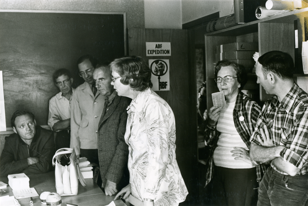 Socialdemokraternas valarbetare träffas på valbyrån på Banvägen efter torgmötet som hölls samma dag.
•Fotografiet ingår i bildserien ”Vardagsliv i Vallentuna kommun” av Rachael Gough-Azmier & Gunilla Blomé, Haga Studios HB.